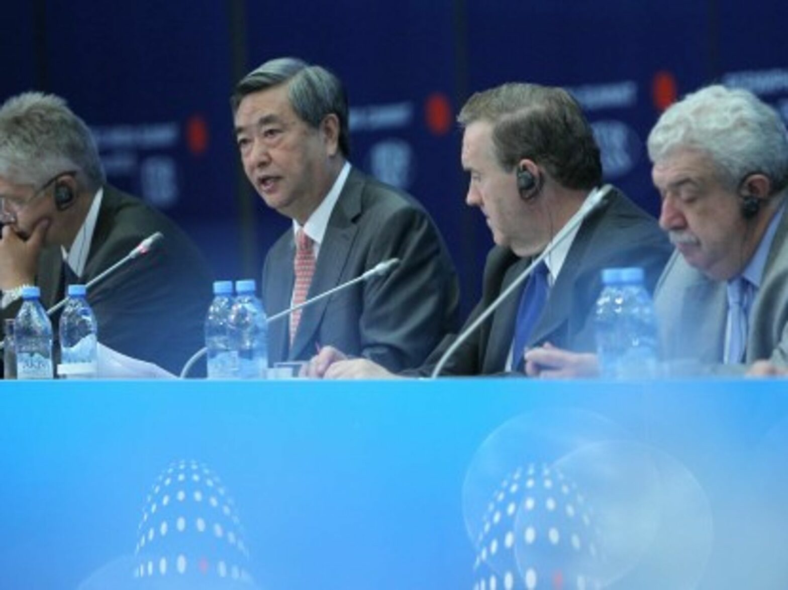 Li Congjun (2nd L) addresses the 2nd WMS in Moscow
