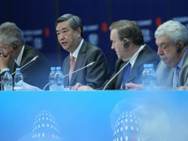 Li Congjun (2nd L) addresses the 2nd WMS in Moscow