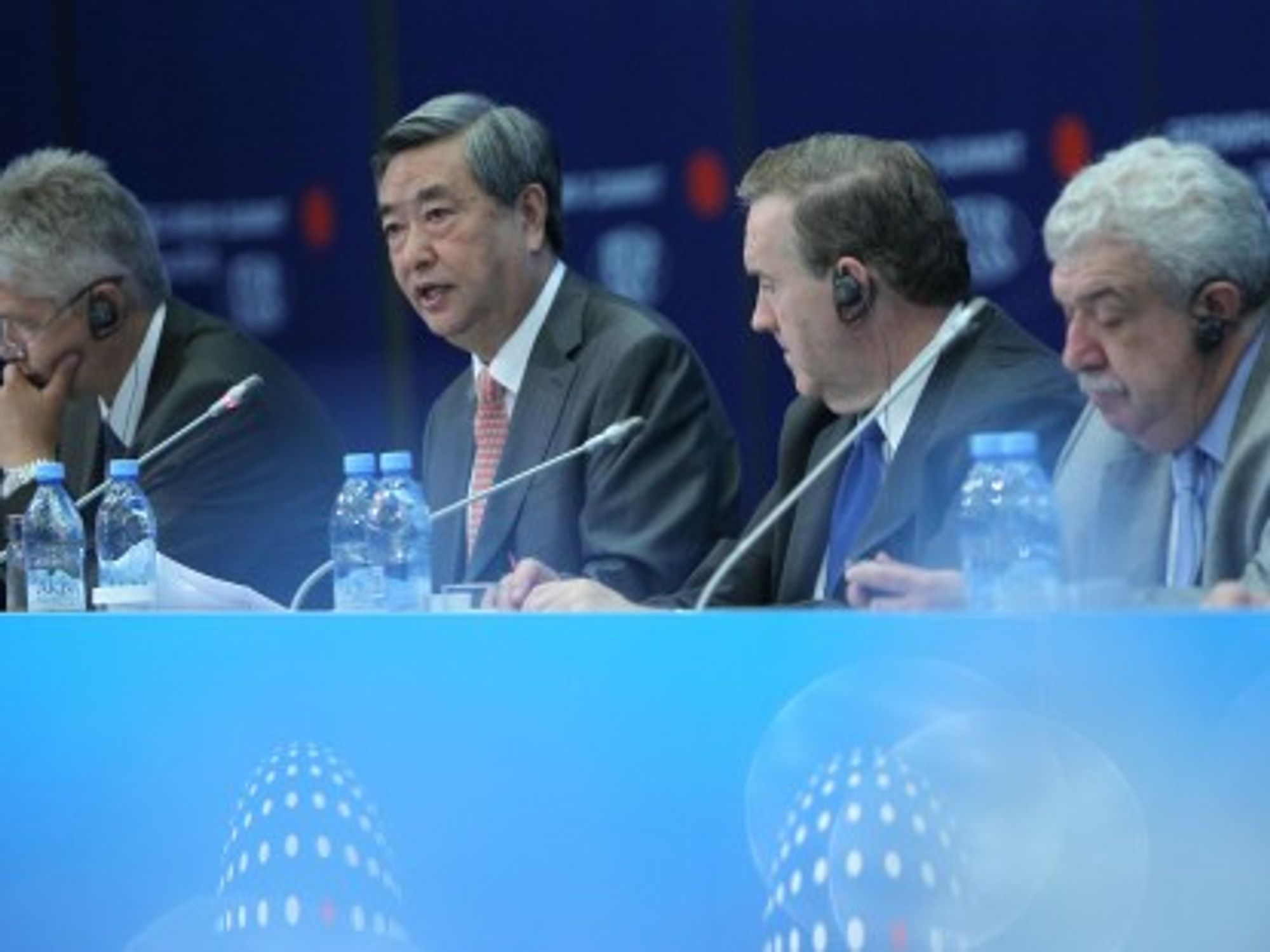 Li Congjun (2nd L) addresses the 2nd WMS in Moscow