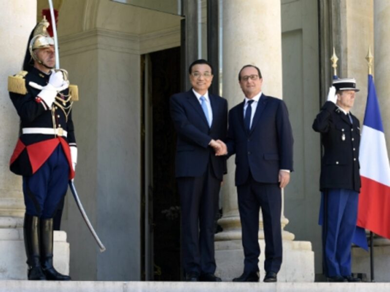 Li Keqiang meets FranÃ§ois Hollande in Paris on June 30, 2015.