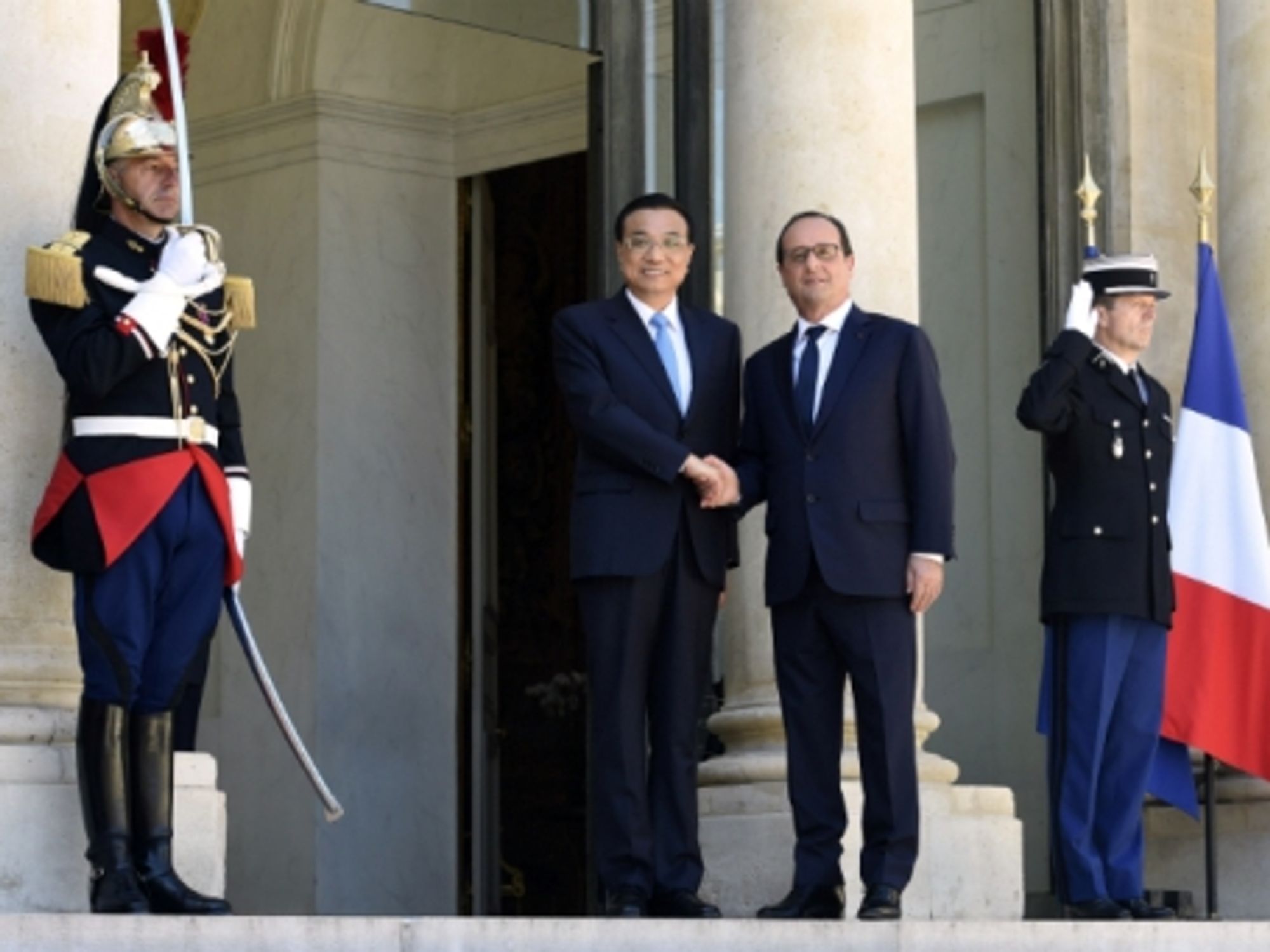 Li Keqiang meets FranÃ§ois Hollande in Paris on June 30, 2015.