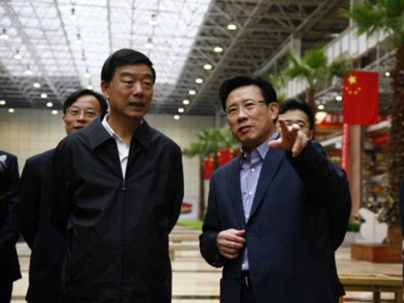 Liang Wengen (rt) meets with a local Chinese politician (sany)