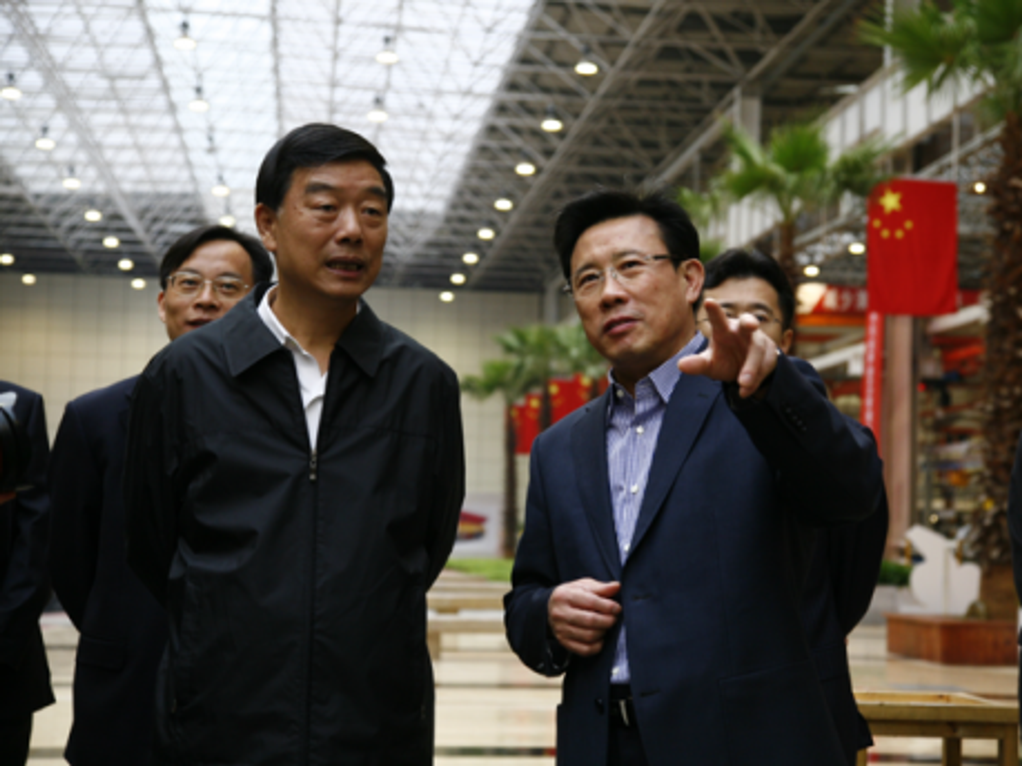 Liang Wengen (rt) meets with a local Chinese politician (sany)