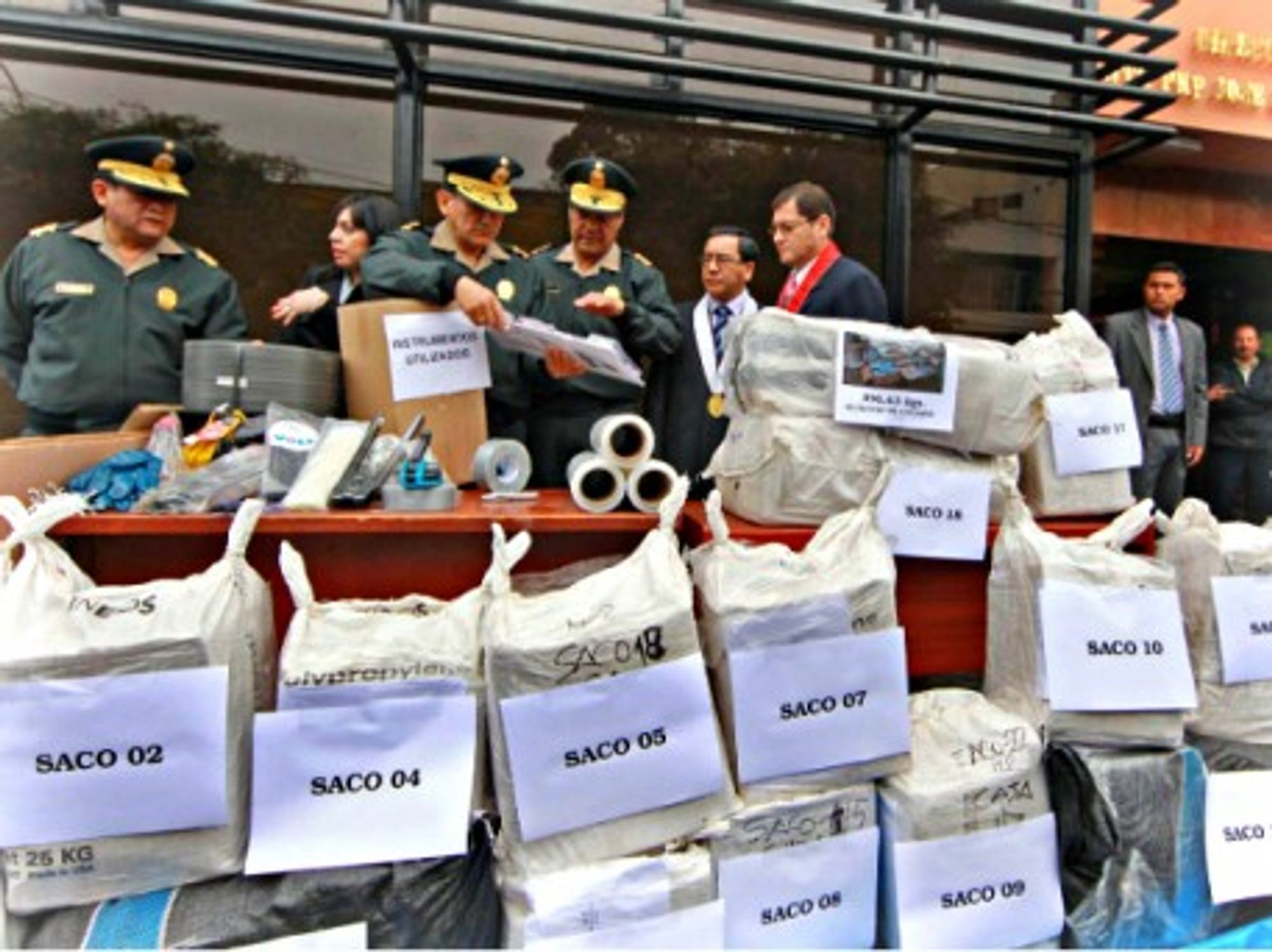 Lima police with more than 900 kg of cocaine seized in two raids in Aug. 2011