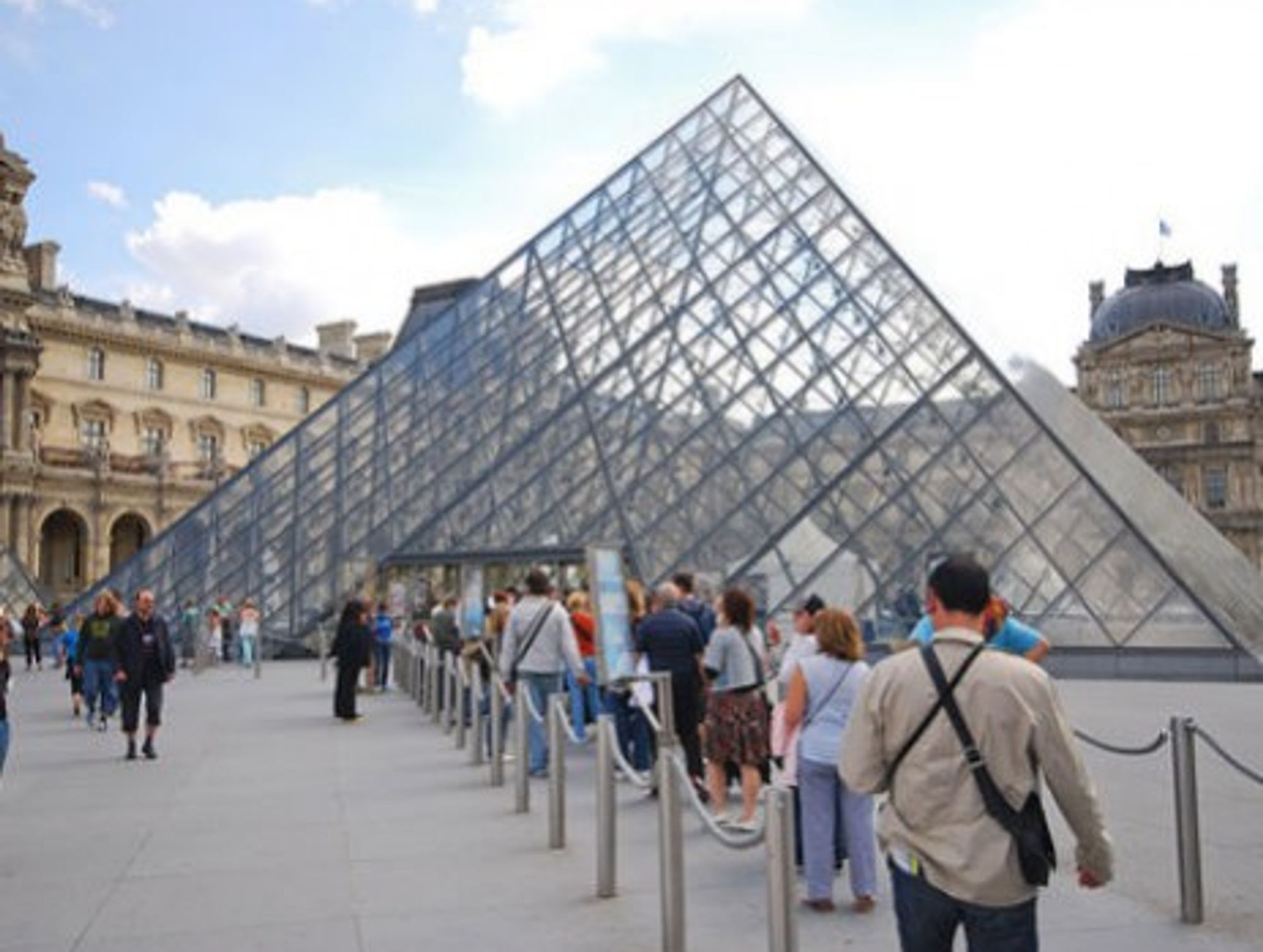 Lining up at the Louvre (maveric2003)