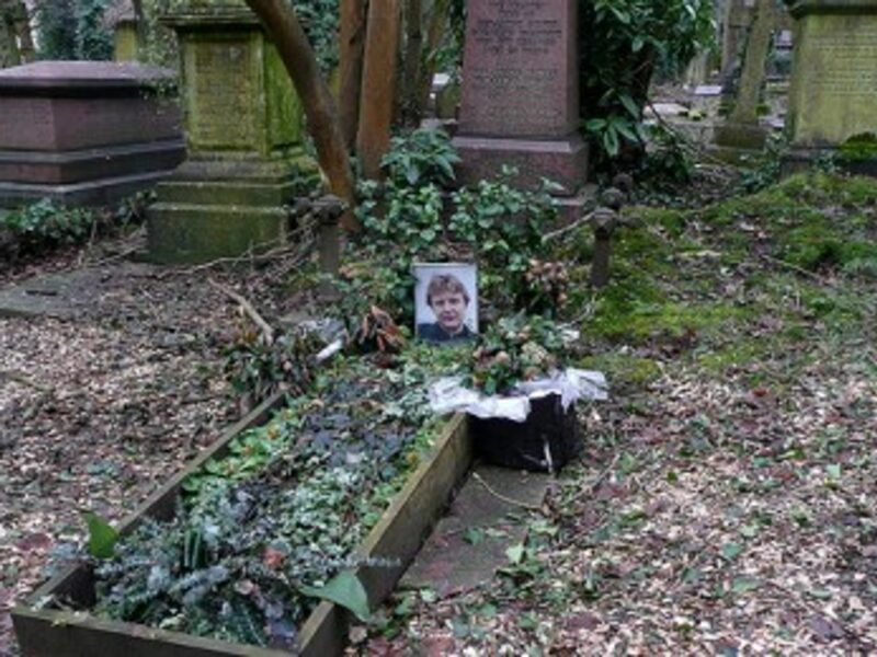 Litvinenko's grave in Highgate cemetery in London (Gianni)