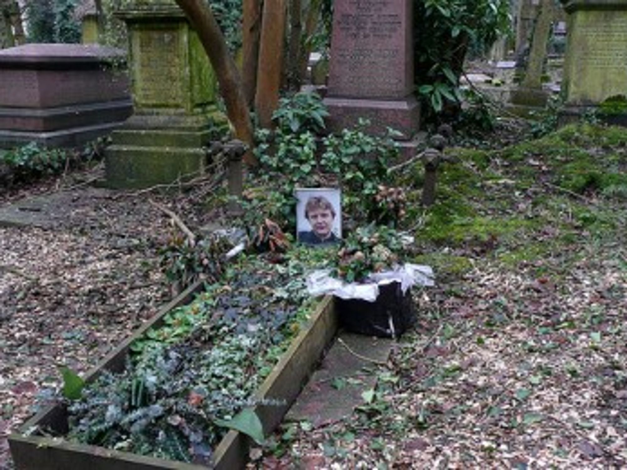 Litvinenko's grave in Highgate cemetery in London (Gianni)