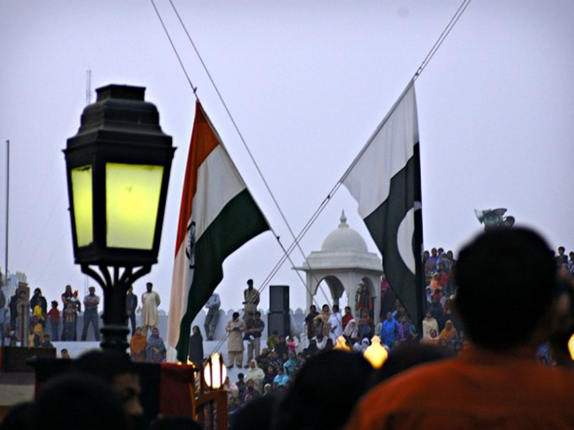 Lowering of the flags at the border between Pakistan and India