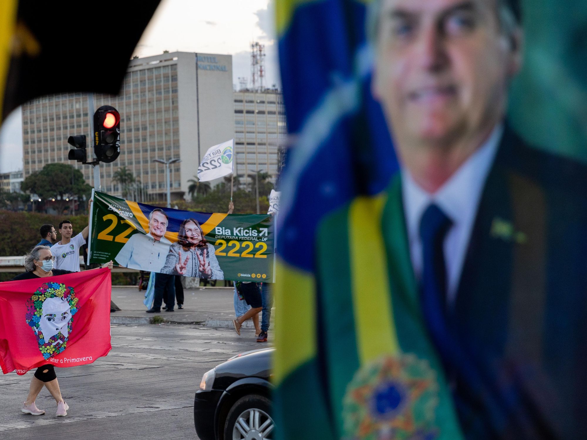 Lula and Bolsonaro banners