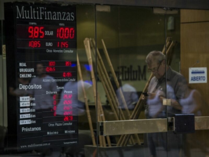 Man in front of a house of currency exchange in Buenos Aires.