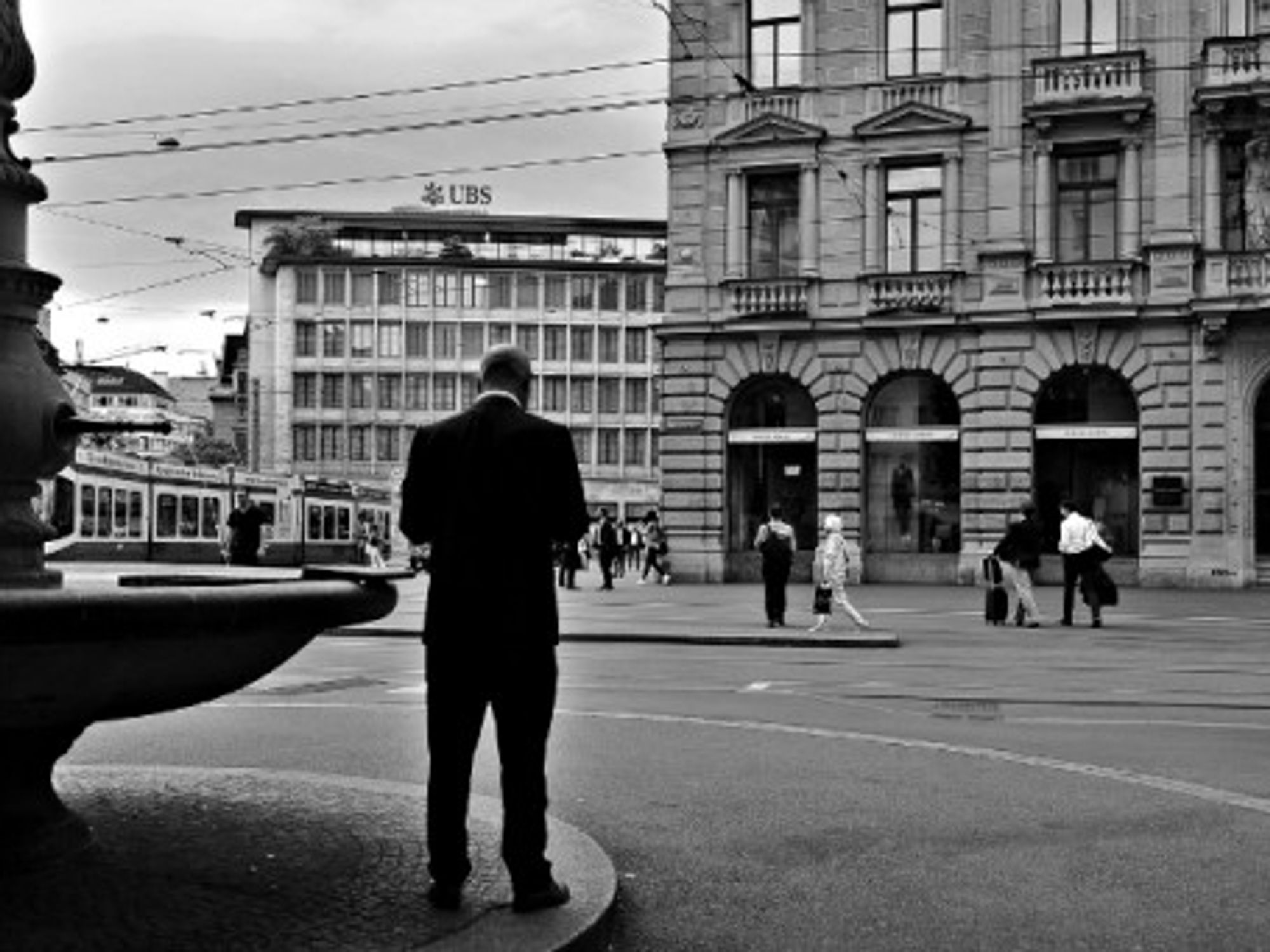 Man in front of a UBS bank in Zurich