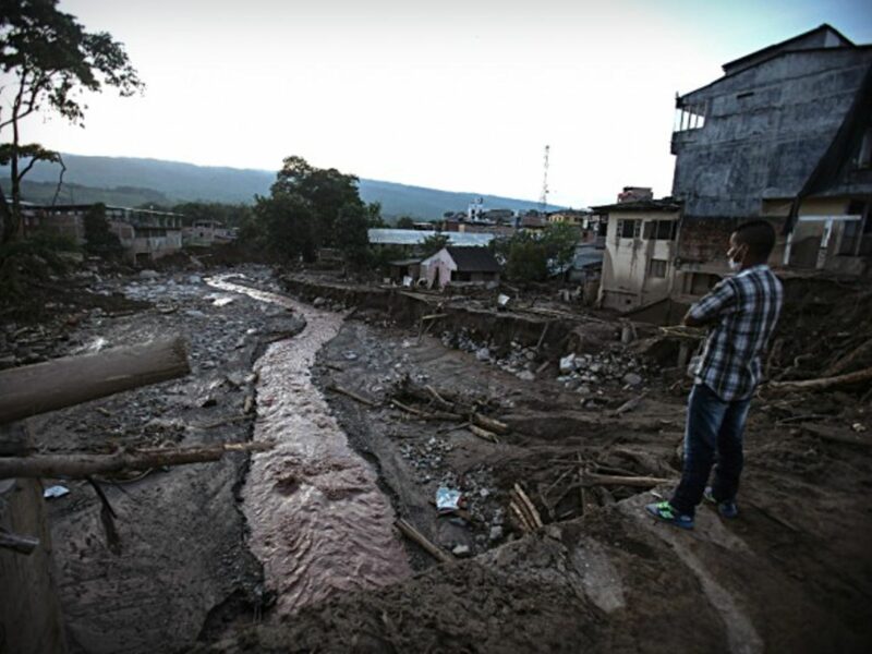 Man looking at the debris in Mocoa on April 5