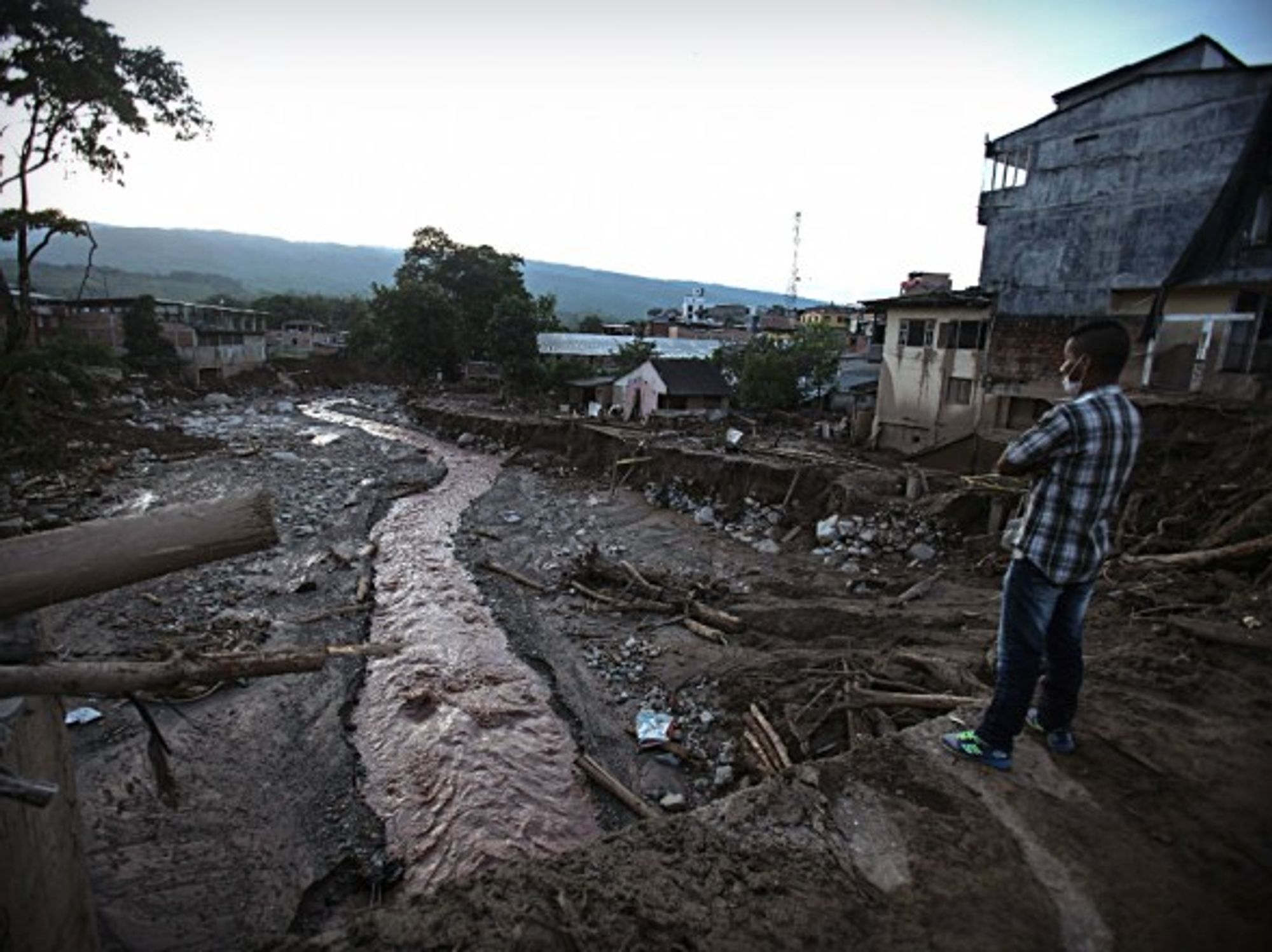 Man looking at the debris in Mocoa on April 5