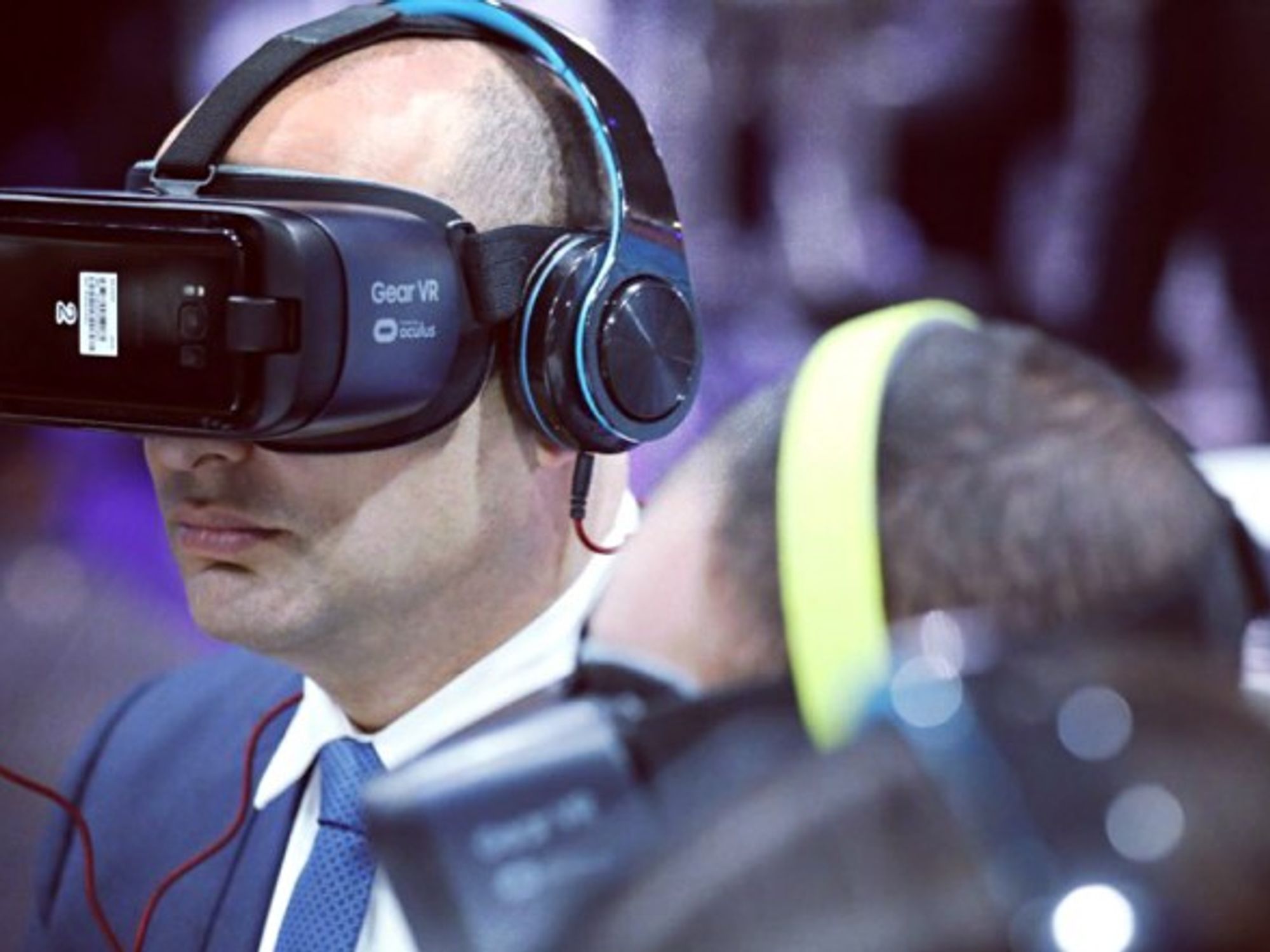 Man uses technology presented at CyberTech conference in Silicon Wadi