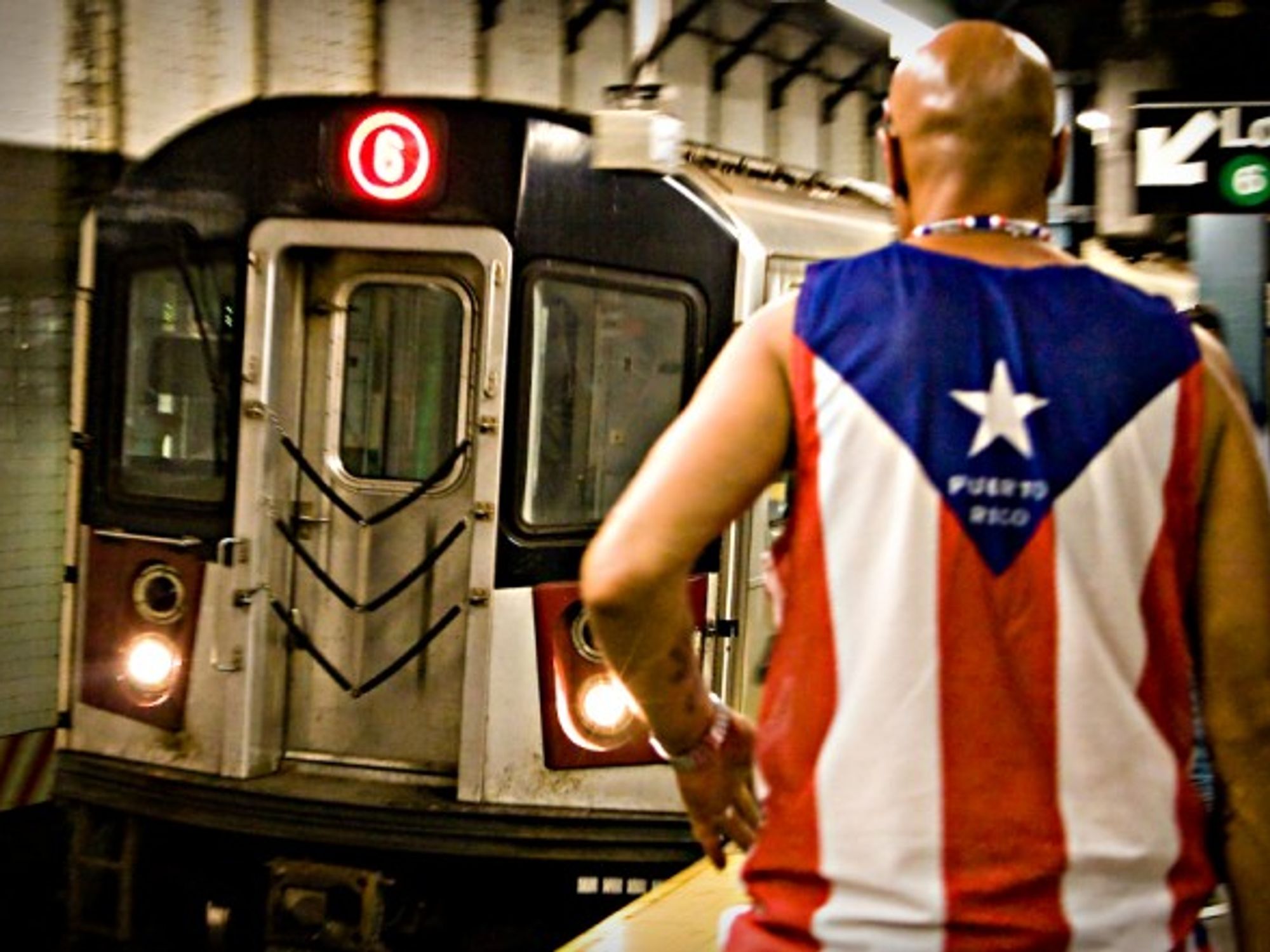 Man wearing a Puerto Rico T-shirt in NYC