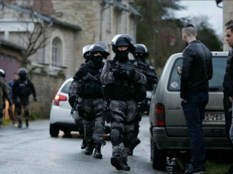 Manhunt underway near Paris as police zero in on Charlie Hedbo shooting suspects.