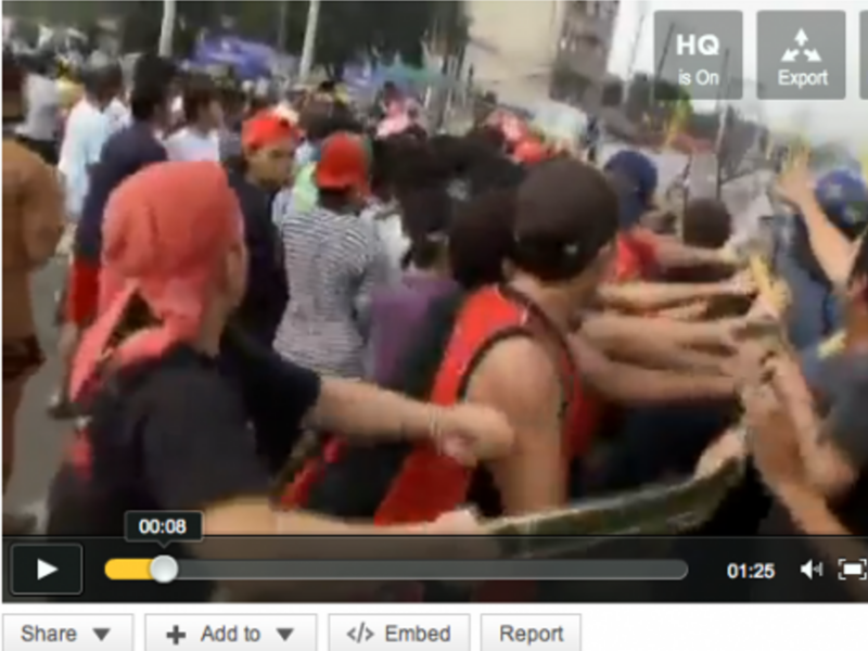 Manila Settlers Scuffle With Police