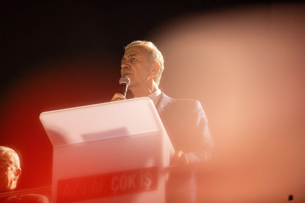 Mansur Yavas giving a speech in front of the Ankara Metropolitan Municipality after the election victory.