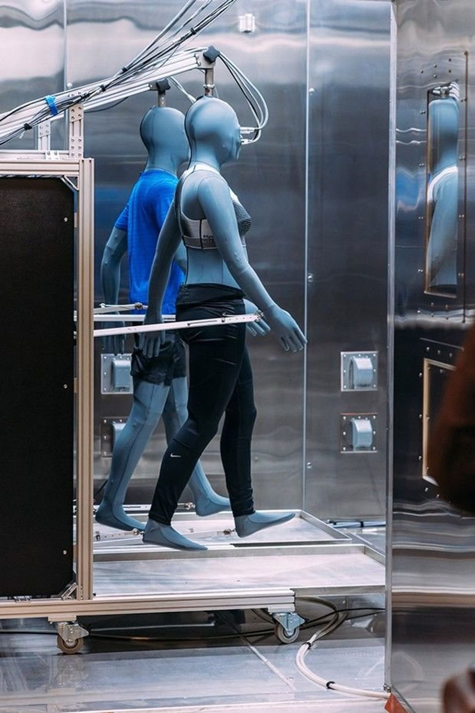 Marathon outfits put to the test on robot dummies in an NSRL climate chamber.