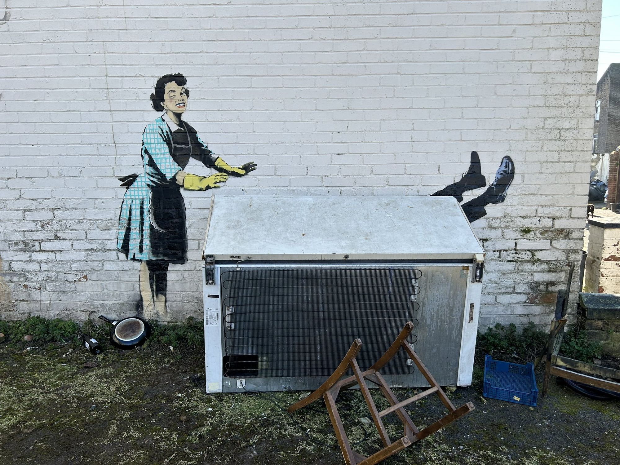 Le Weekend: Removing Banksy, Neruda Poison Probe, Pigeon Backflips