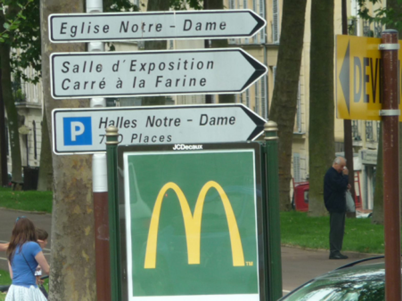 Mc Donald's sign in Paris (basykes)