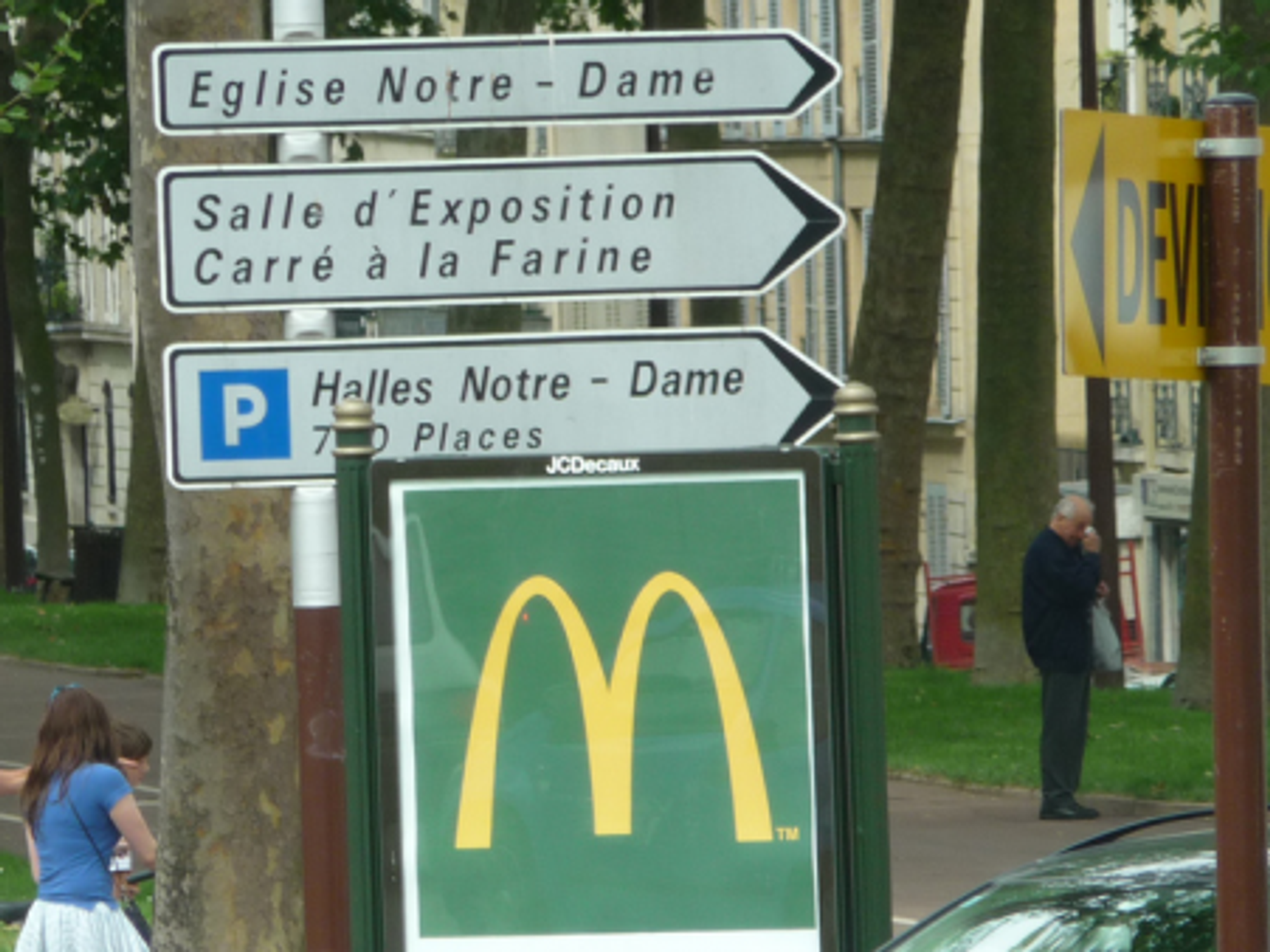 Mc Donald's sign in Paris (basykes)