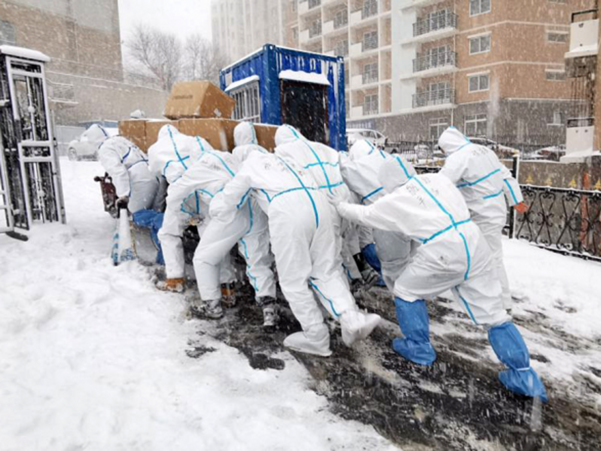 Members of an anti-epidemic volunteer team at Dalian Ocean University, northeastern China, deliver supplies to quarantined students and teachers.