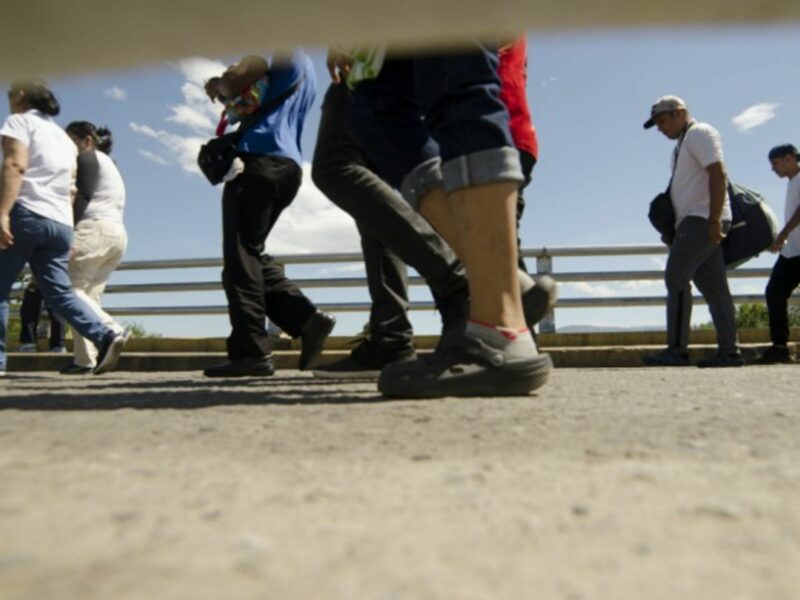 Migrants crossing the border between Venezuela and Colombia
