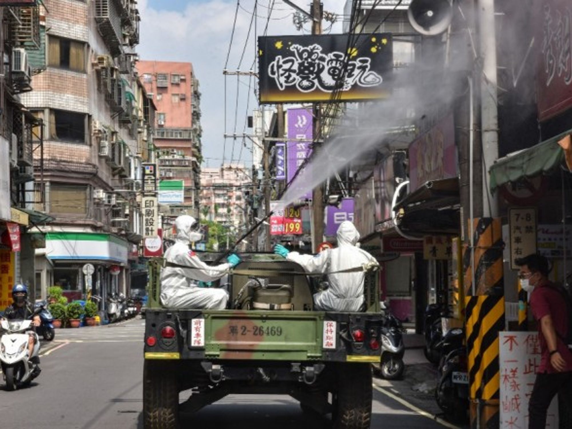 Military groups are conducting disinfection missions in Taipei, Taiwan.