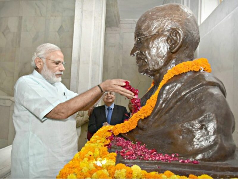 Modi paying tribute to the Mahatma in Allahabad