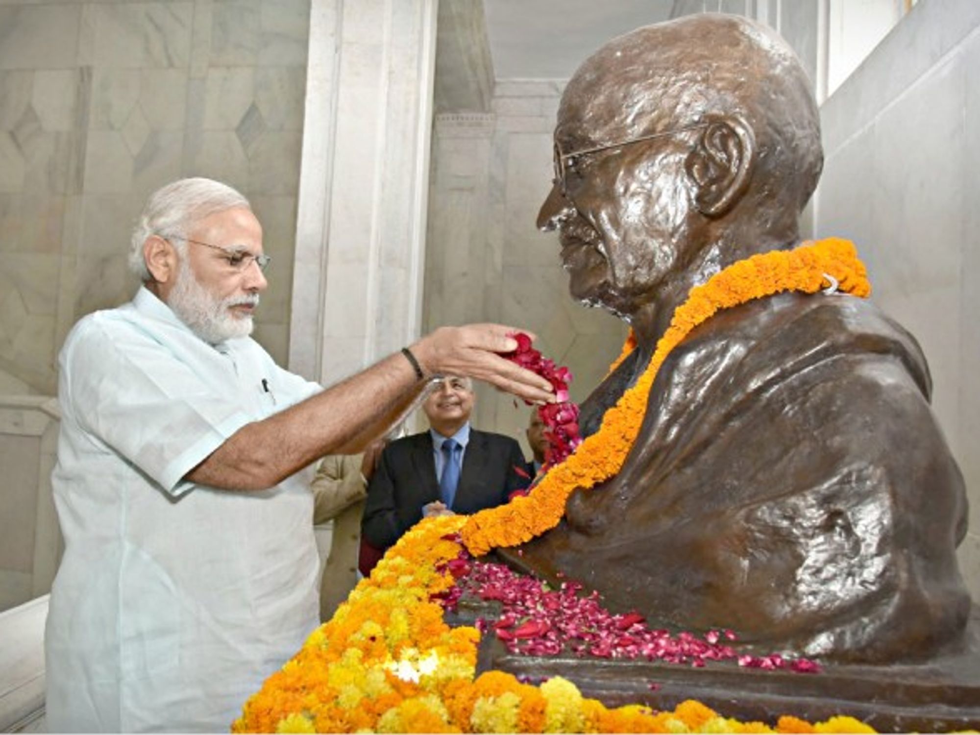 Modi paying tribute to the Mahatma in Allahabad