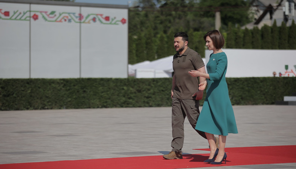 Moldovan President Maia Sandu with Ukrainian President Volodymyr Zelensky in front of Maia Castle.