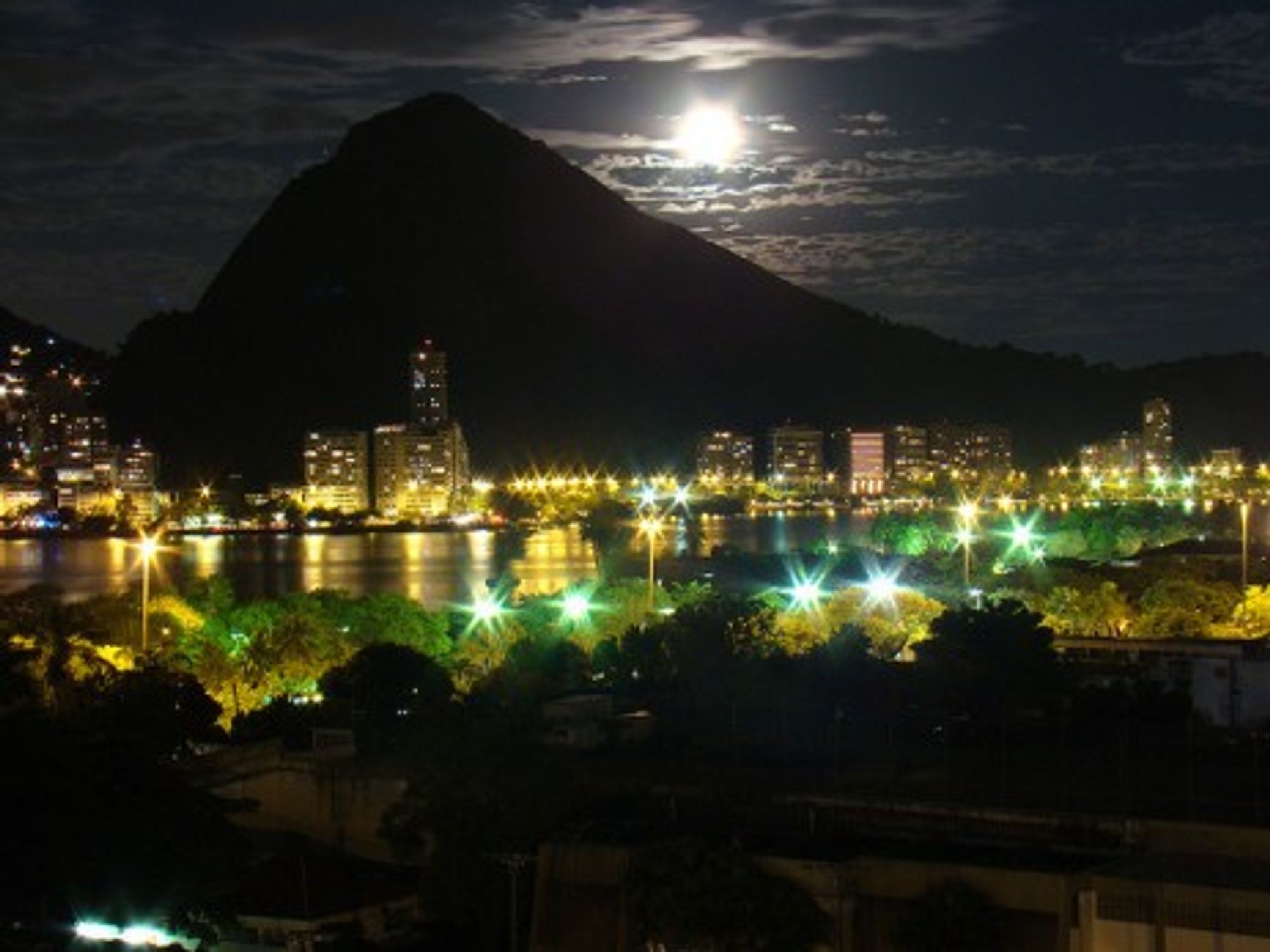 Moon over Rio de Janeiro (Rodrigo_Soldon)