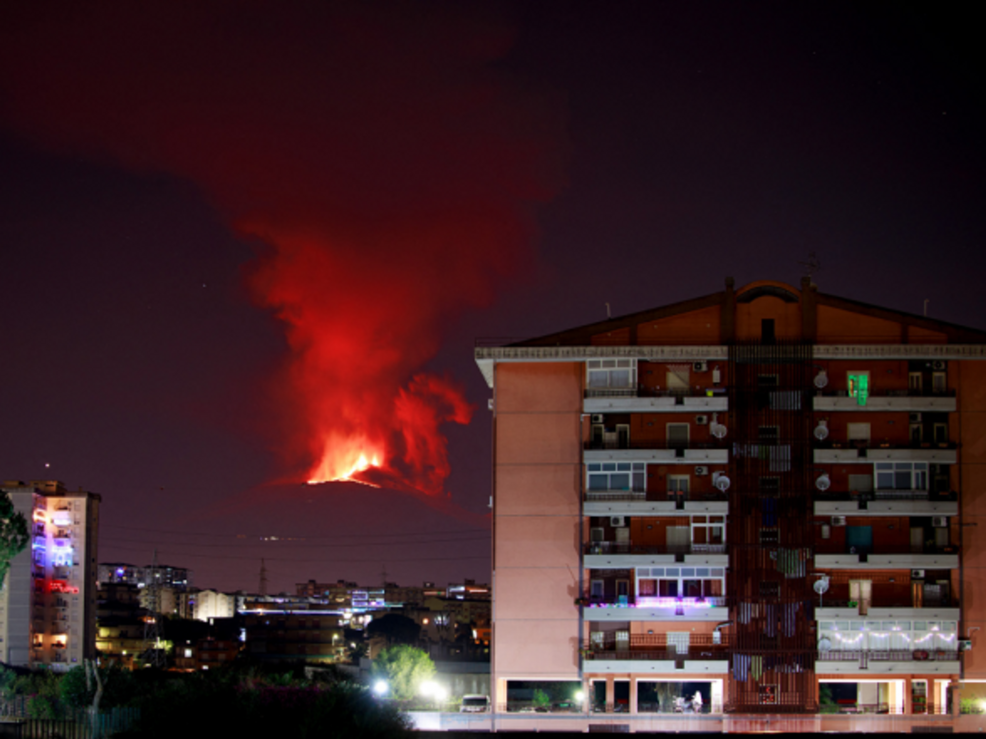 Mount Etna has resumed eruptive activities: all show and no risk for the Sicilian population