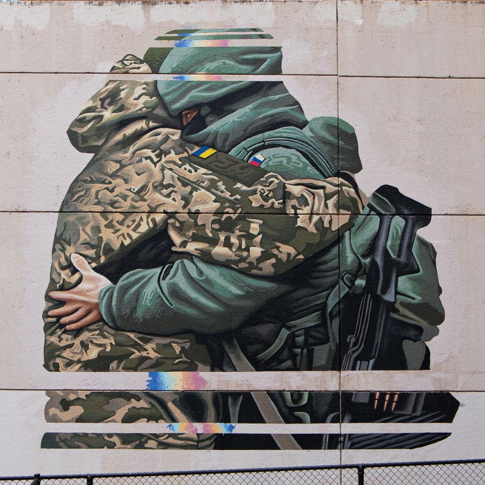 Mural depicting a hug between Russian and Ukrainian soldier