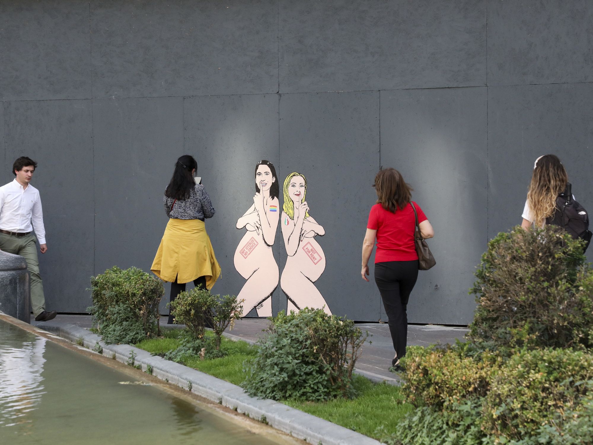 Mural of Meloni and Schlein in Milan