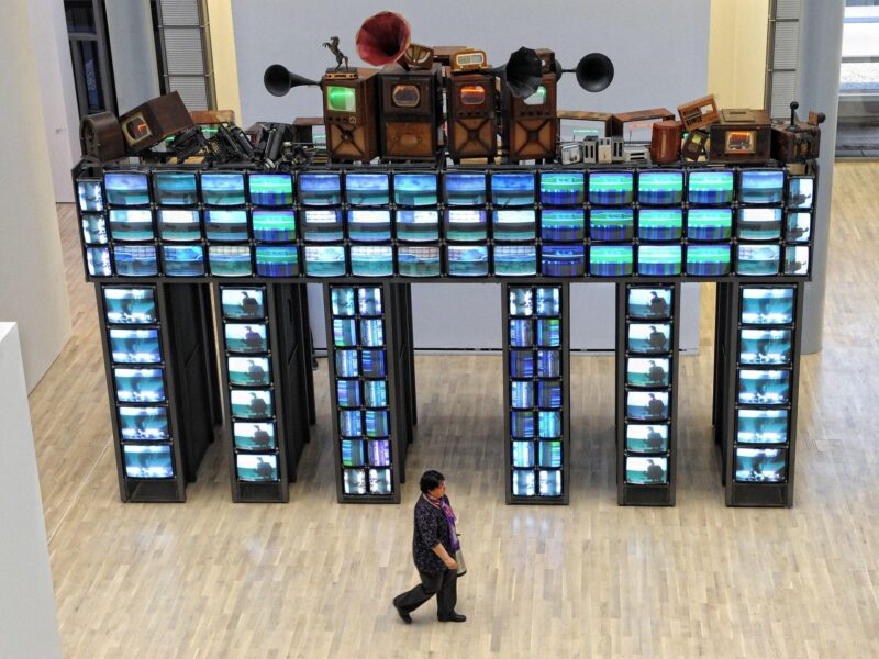 Le Weekend ➡️ Lab-Grown Blood, Nam June Paik Retrospective, Baby Shark Nurse