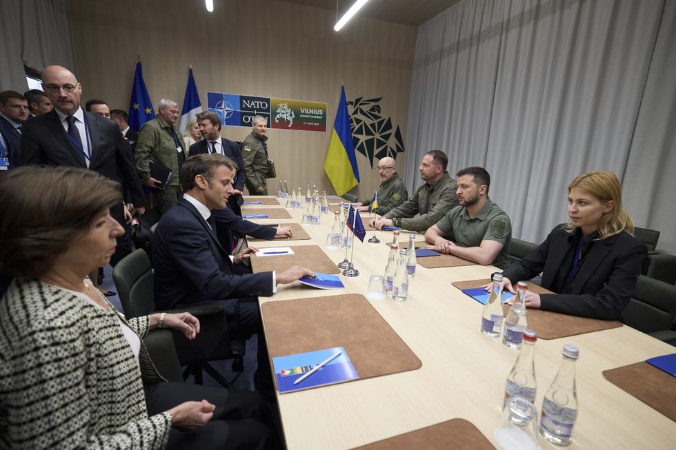 Negotiating table, Zelensky, Macron