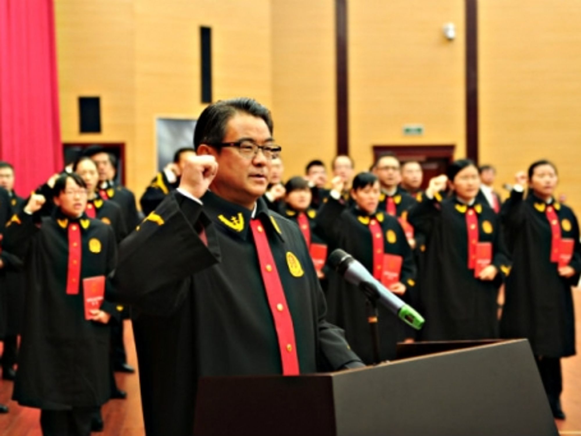 New judges of Guizhou Provincial Higher People's Court take oath