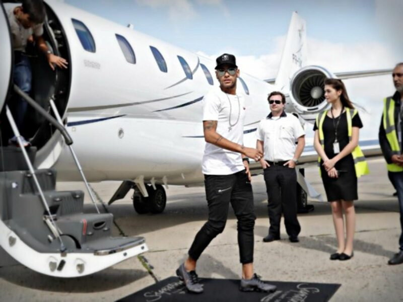 Neymar landing in Paris on Aug.4