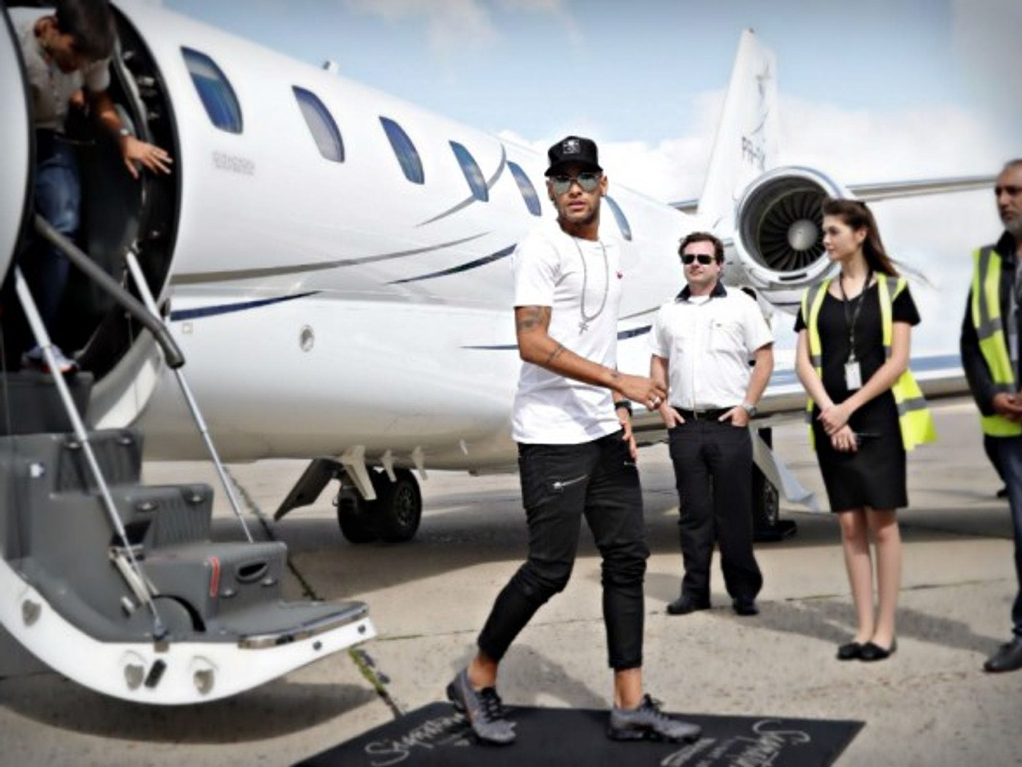 Neymar landing in Paris on Aug.4