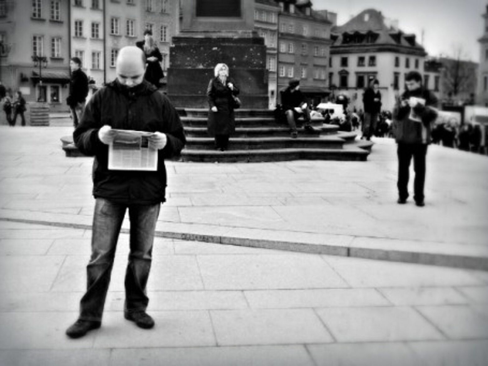 Not reading Charlie Hebdo on Warsaw's Zamkowy Square
