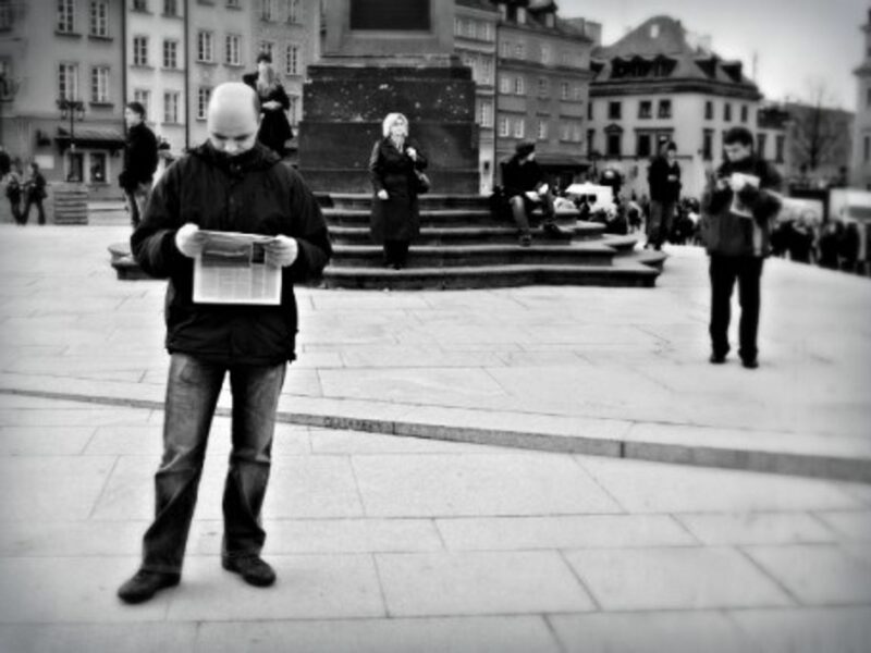 Not reading Charlie Hebdo on Warsaw's Zamkowy Square