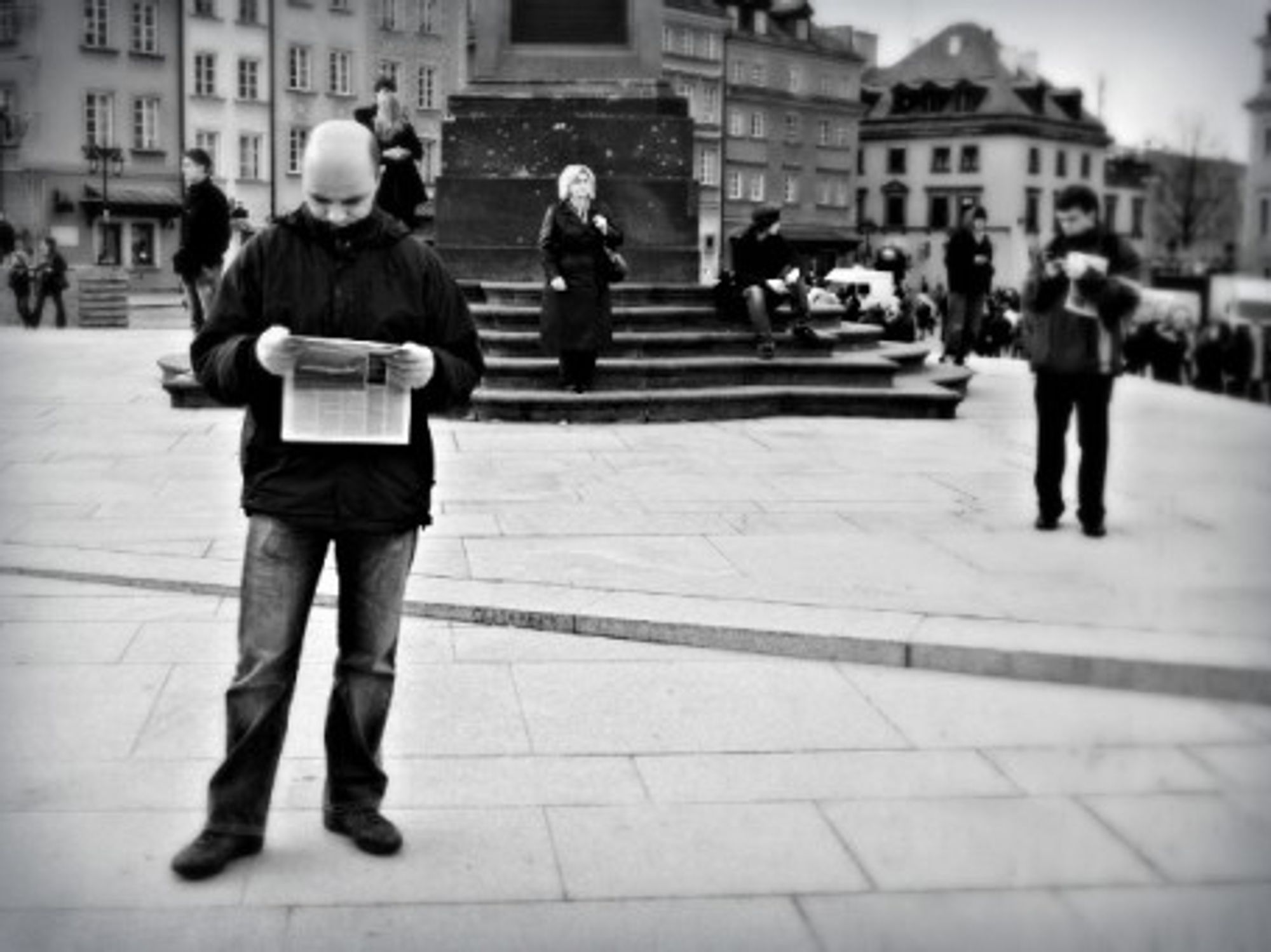 Not reading Charlie Hebdo on Warsaw's Zamkowy Square