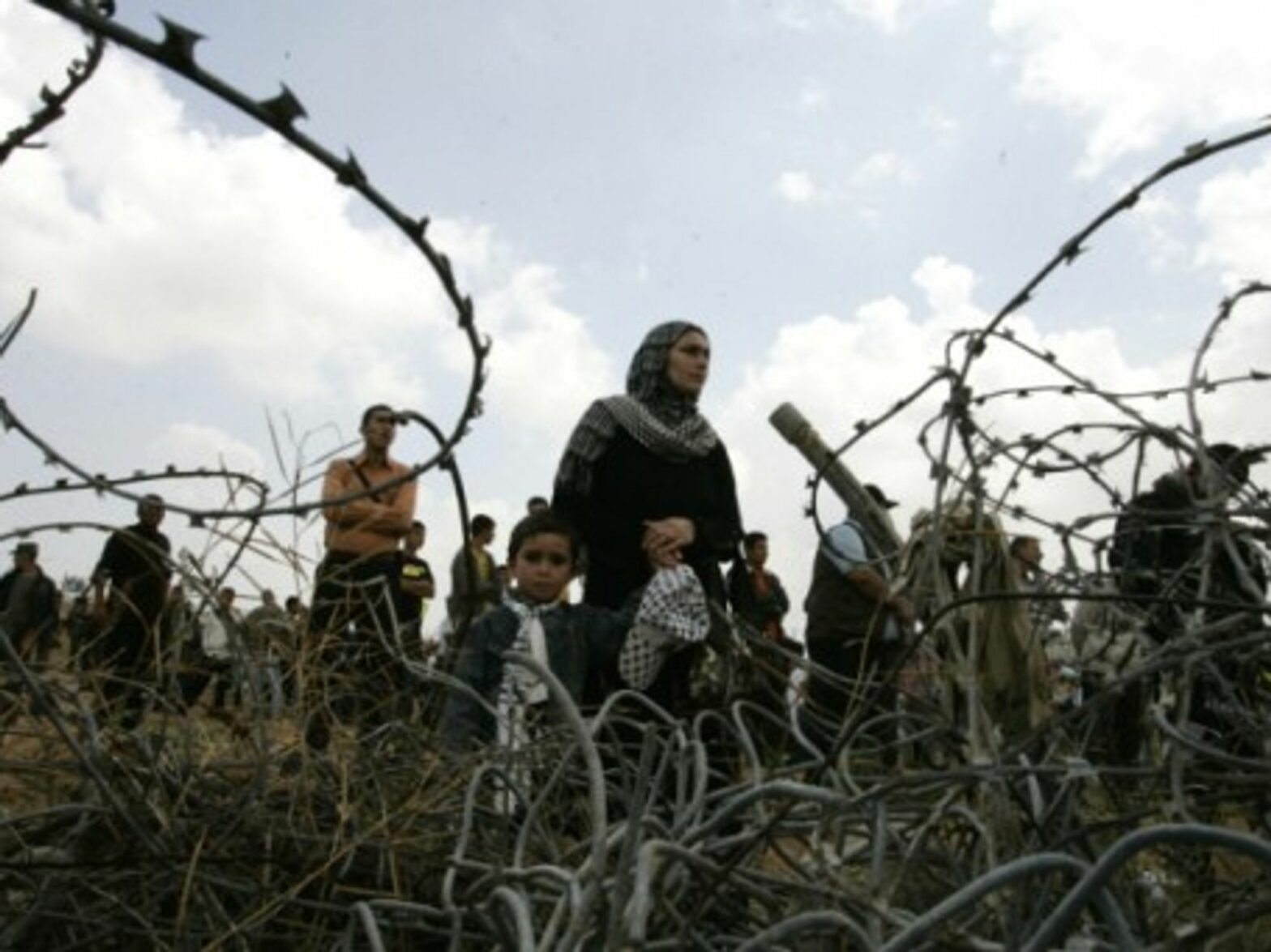 Palestinians rally along the Rafah border between Egypt and Gaza (2011)