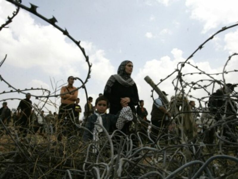 Palestinians rally along the Rafah border between Egypt and Gaza (2011)
