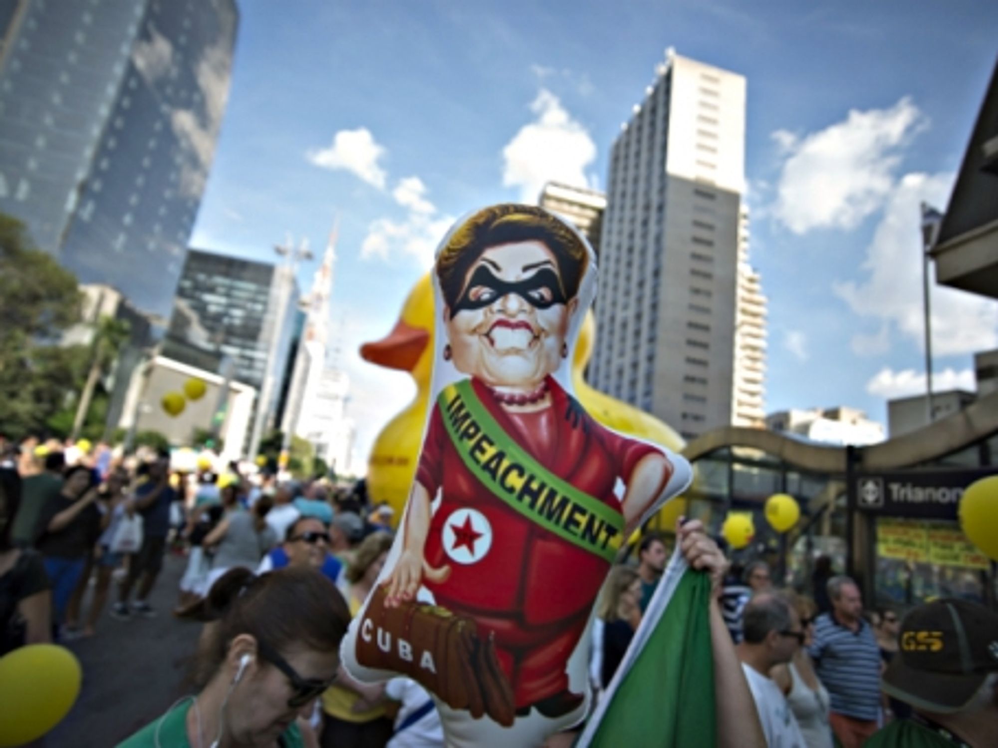 Panama's Chinese Connection, Dilma's Bad Day, Internet Turns 47