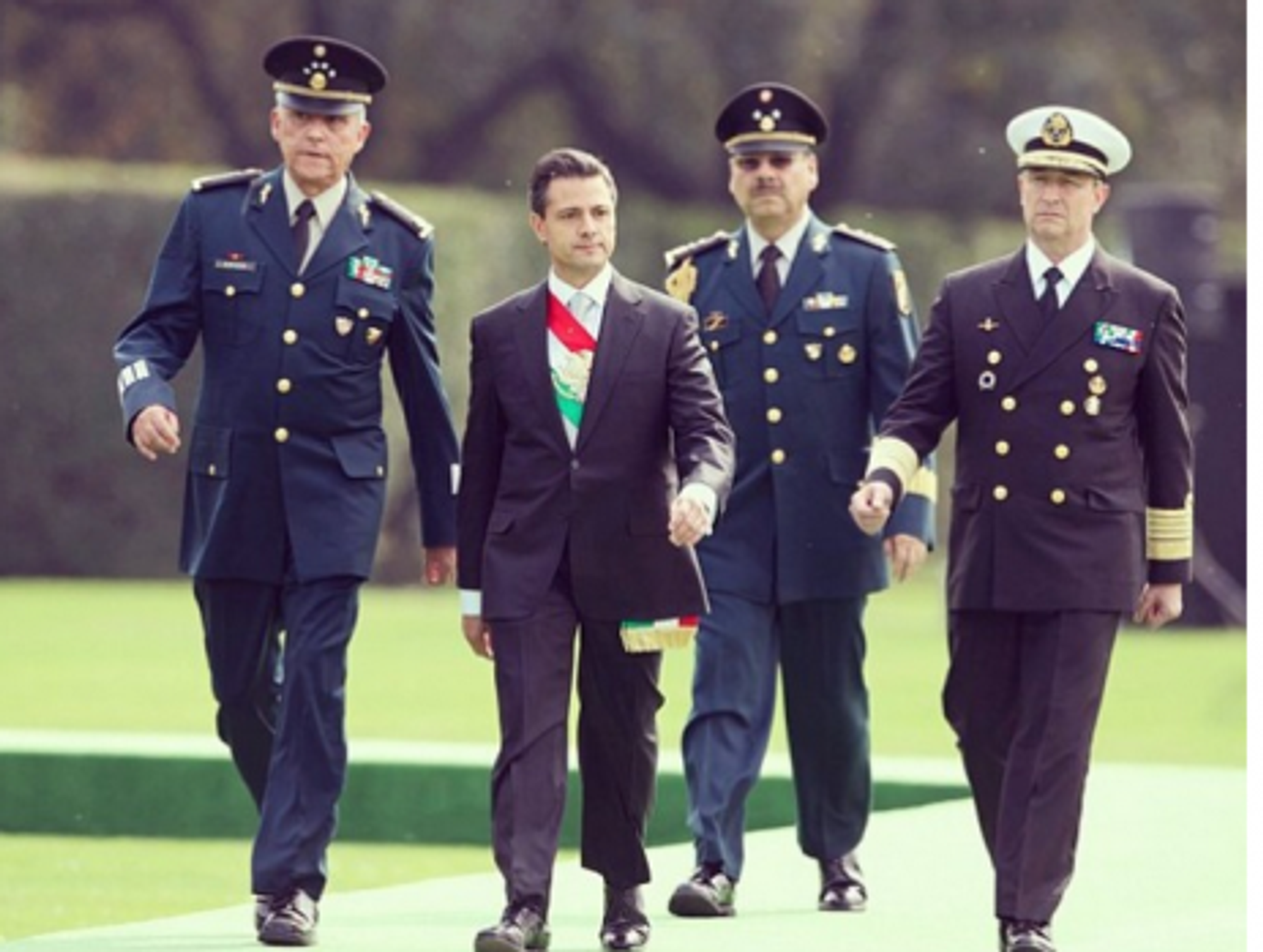 PeÃ±a Nieto last week with his top military officers