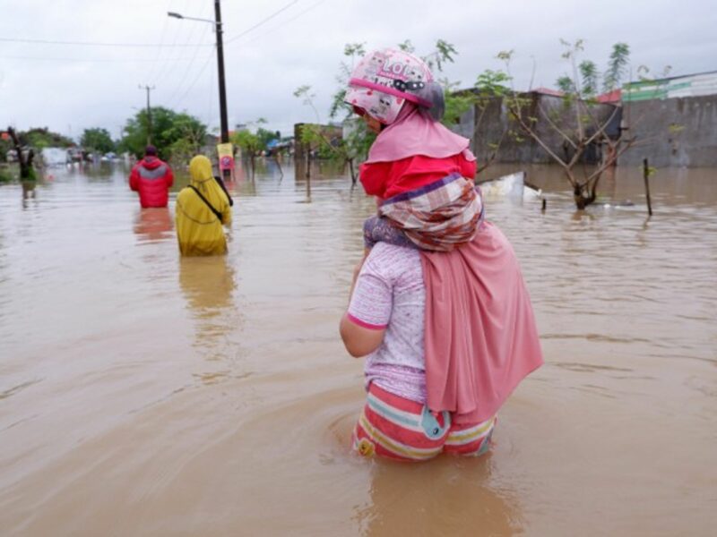 People flee their homes in Makassar City, eastern Indonesia, where heavy rains have caused massive floods during monsoon season.