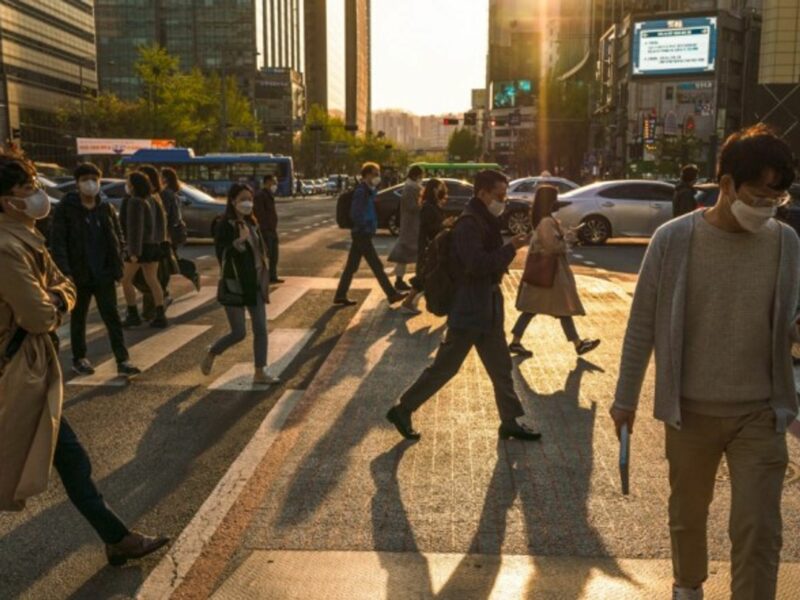 People in Seoul wearing face masks as a preventive measure against the spread of coronavirus.